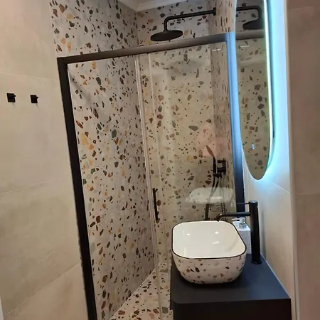 Ap Downtown アパート ロヴィニ